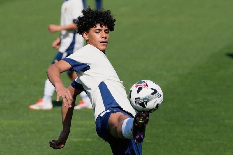 Cristiano Ronaldo Jr berlatih bersama Timnas Portugal U-15. (c) AP Photo/Armando Franca
