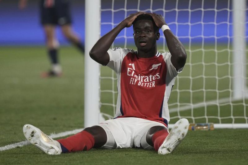Ekspresi kekecewaan Bukayo Saka pada laga PSG vs Arsenal di Liga Champions 2024/2025 (c) AP Photo/Aurelien Morissard