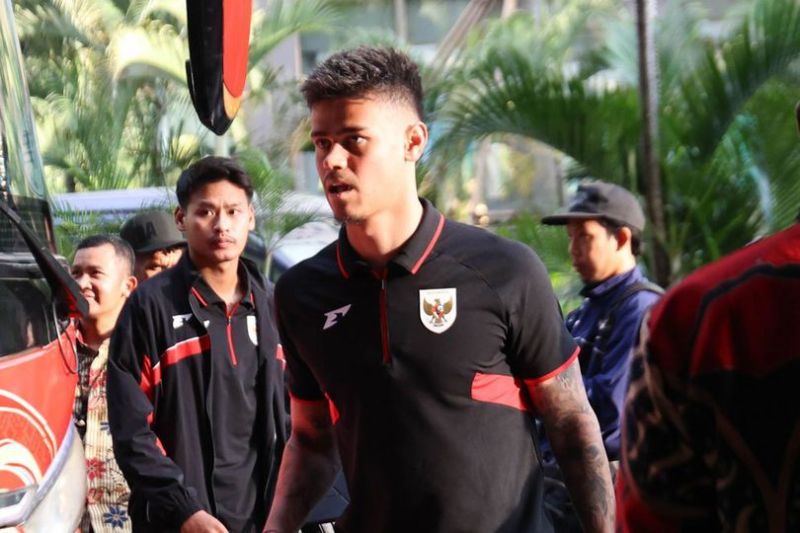 Bek Timnas Indonesia, Mees Hilgers, saat tiba di Hotel Fairmont, Jakarta, Jumat (21/03/2025). (c) Bola.net/Abdul Aziz