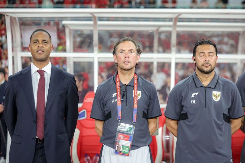 Patrick Kluivert, Alex Pastoor, dan Denny Landzaat pada laga Indonesia vs Bahrain di Kualifikasi Piala Dunia 2026 (c) Bagaskara Lazuardi