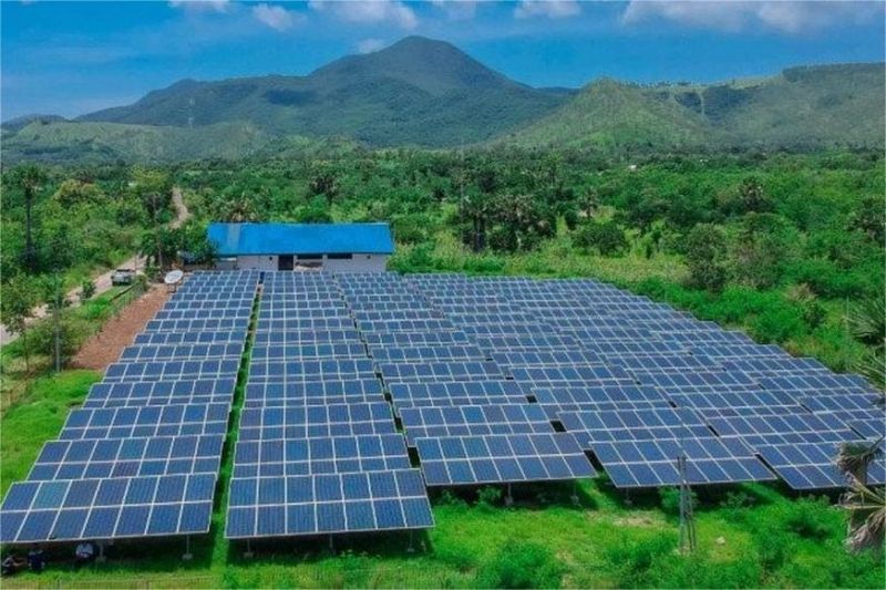 pembangkit listrik tenaga surya di desa terpencil Indonesia