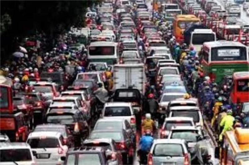 kemacetan parah di kota besar akibat minimnya transportasi publik yang layak
