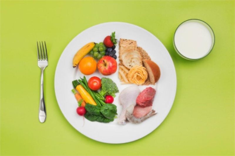 piring berisi makanan sehat dan seimbang untuk pola makan sehari-hari