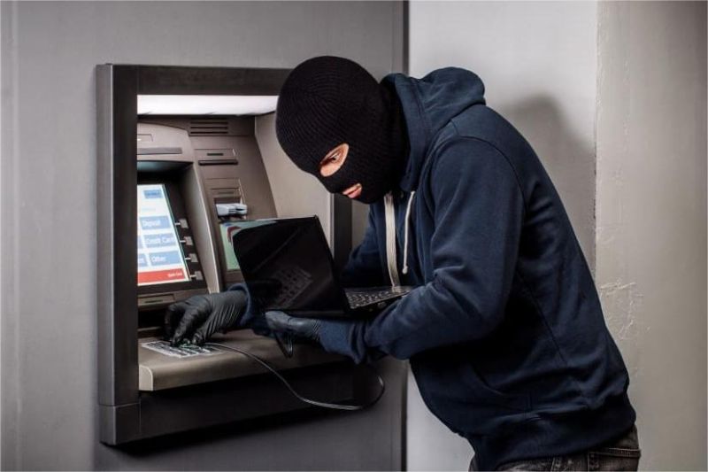 ilustrasi alat skimmer di mesin ATM yang digunakan untuk pembobolan