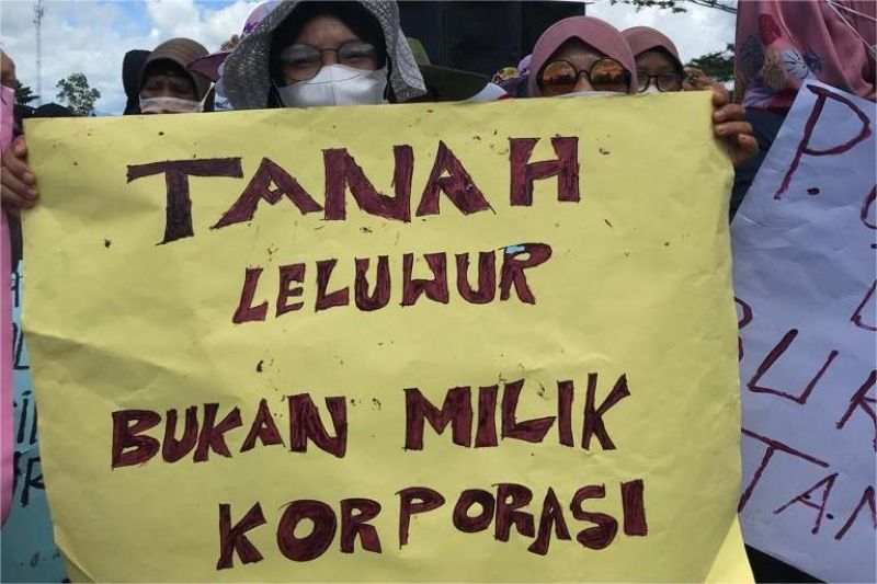 tambang merusak hutan dan desa adat yang menimbulkan protes masyarakat