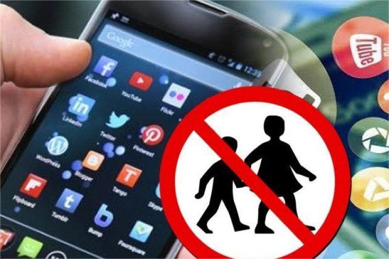 anak main media sosial