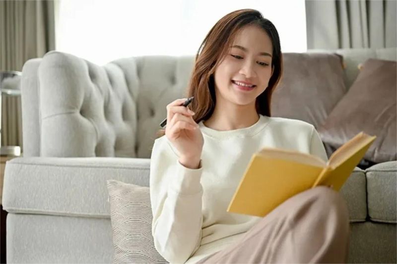 seseorang sedang menikmati me time di rumah