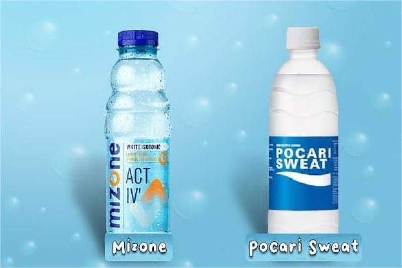 botol minuman isotonik diletakkan di meja olahraga, ilustrasi tren konsumsi minuman elektrolit