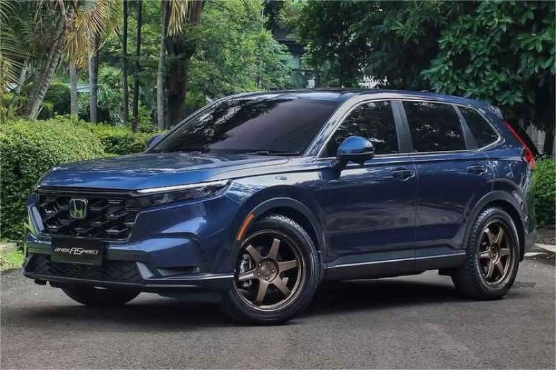 SUV hybrid terbaru tampak dari samping dengan desain modern dan warna metalik