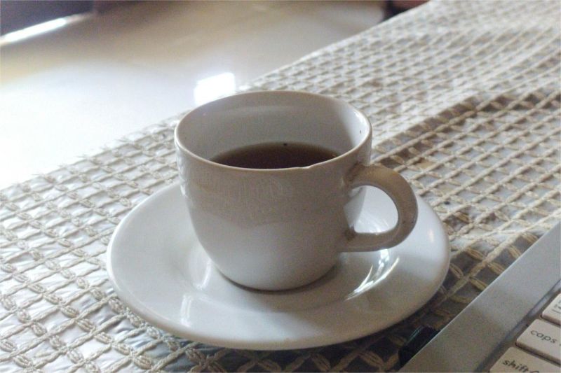 alat seduh kopi manual di meja dapur dengan suasana cozy dan hangat