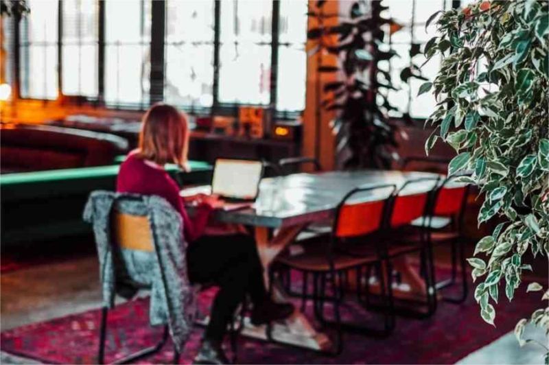 pemandangan kota Tbilisi Georgia dengan digital nomad bekerja di kafe terbuka