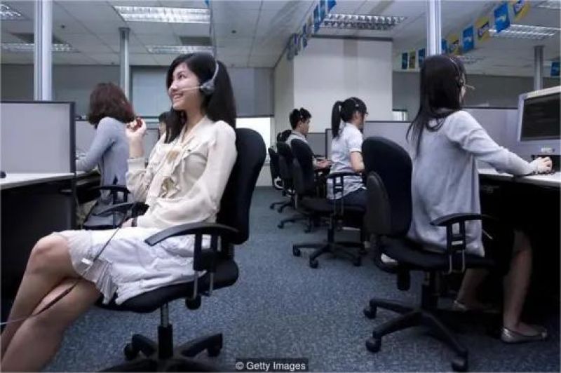 ilustrasi pekerja Korea Selatan tersenyum dengan latar kantor dan kalender kerja 4 hari