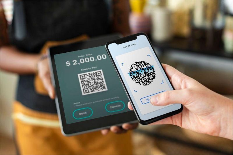 orang membayar menggunakan aplikasi dompet digital dengan smartphone di kasir toko