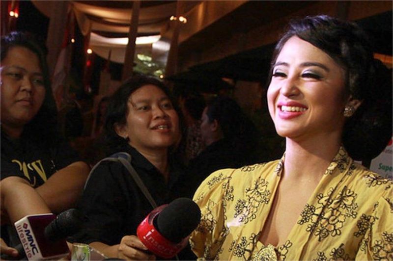Dewi Perssik berbicara serius di talk show tentang praktik paranormal di dunia selebriti