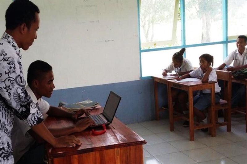 siswa di daerah 3T belajar menggunakan satu laptop bersama
