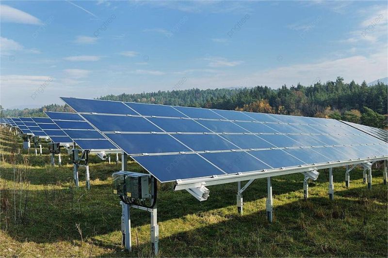 panel surya di ladang energi terbarukan dengan latar langit cerah
