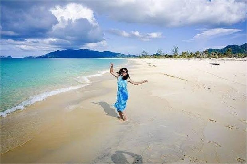 pantai pasir putih dan laut jernih di Kepulauan Natuna dengan langit cerah