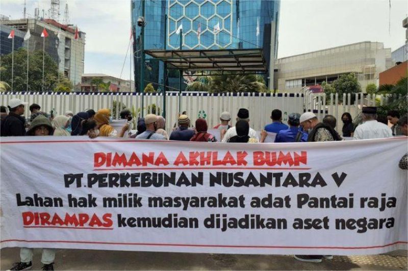 masyarakat adat berunjuk rasa menolak perampasan tanah dan konflik agraria