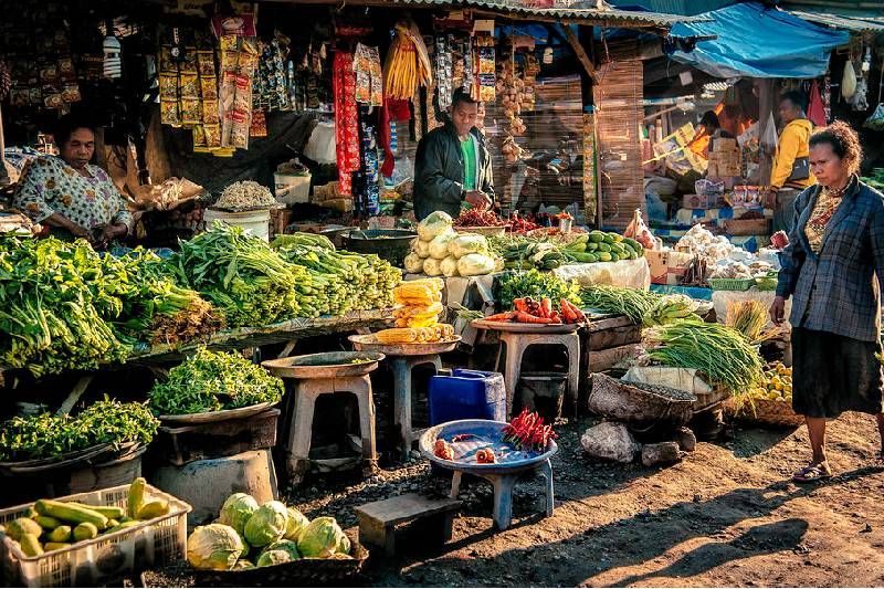 Warga berbelanja di pasar dengan harga bahan pokok yang terus naik