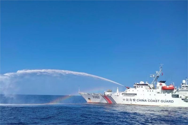 kapal patroli di Laut China Selatan dengan latar belakang peta wilayah sengketa