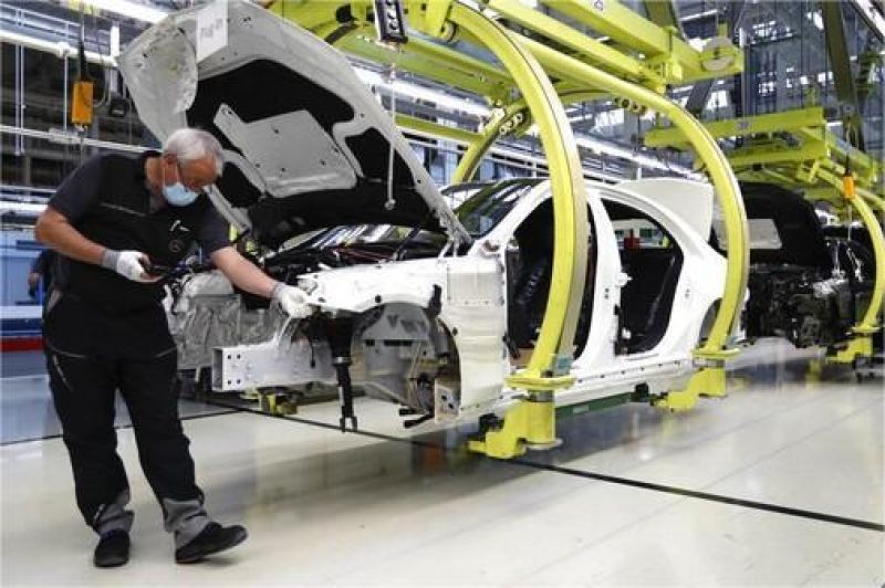 pekerja pabrik di jerman dengan ruang kosong karena kekurangan tenaga kerja muda