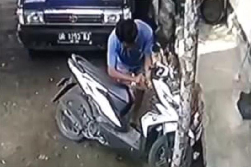 tangkapan CCTV remaja mencuri motor di teras rumah pada siang hari