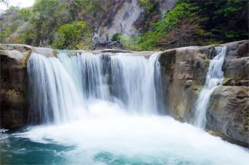 pemandangan Air Terjun Tanggedu dengan tebing batu alami