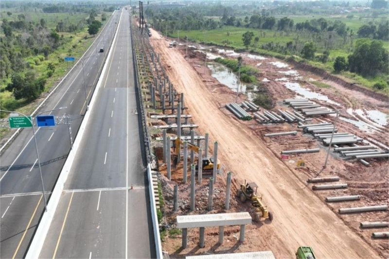 ilustrasi pembangunan jalan tol Trans-Sumatra dengan alat berat di lokasi konstruksi