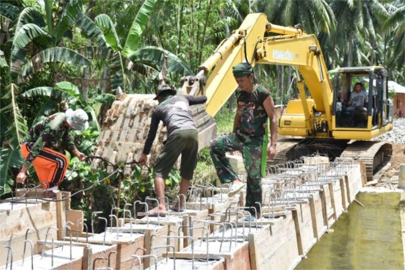 pembangunan jalan dan jembatan di daerah pedesaan dengan alat berat dan pekerja konstruksi