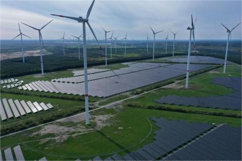 ilustrasi ladang turbin angin dan panel surya di Jerman
