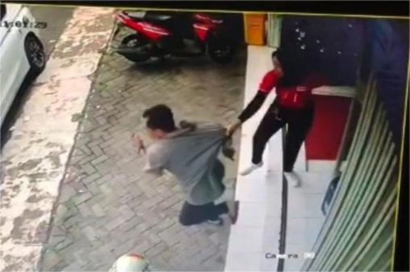 ilustrasi pelaku pencurian menyamar sebagai petugas kebersihan di minimarket