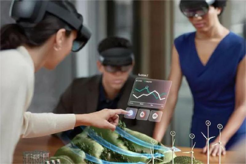 pengguna memakai kacamata AR melihat objek digital di dunia nyata