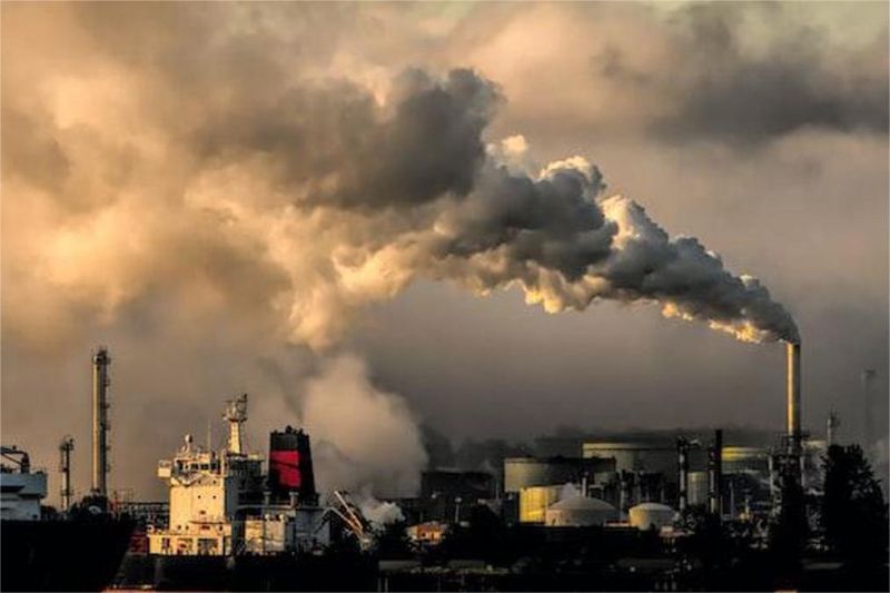 pabrik industri yang menyebabkan polusi udara