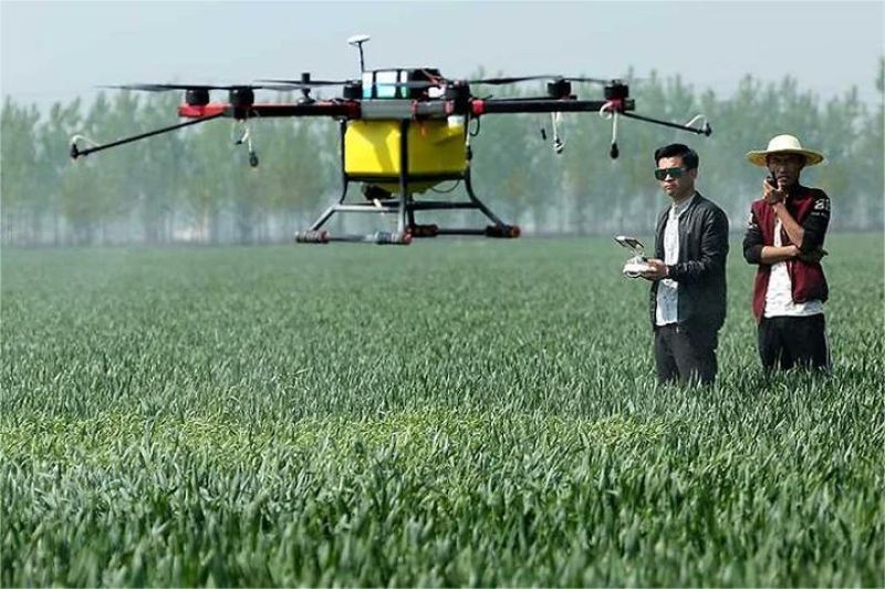 ilustrasi petani menggunakan teknologi digital dalam pengelolaan lahan pertanian