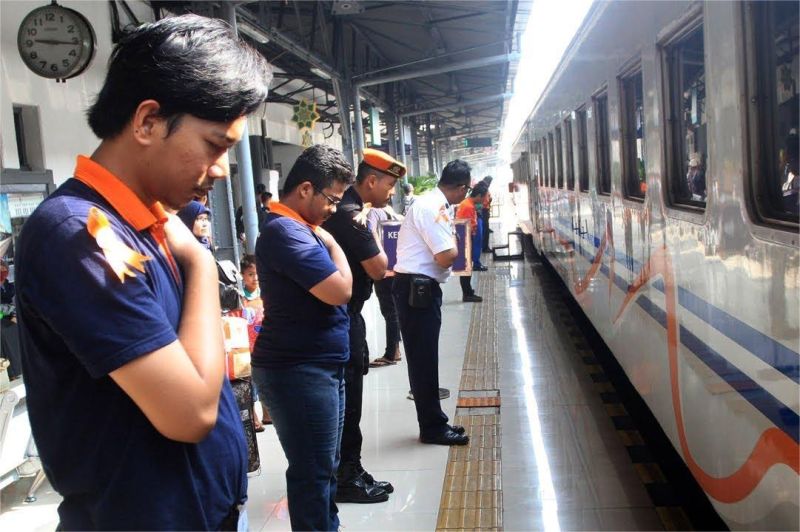 ilustrasi petugas PT KAI di stasiun melayani penumpang