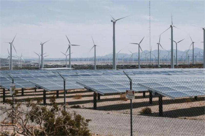 panel surya dan turbin angin di ladang energi terbarukan India