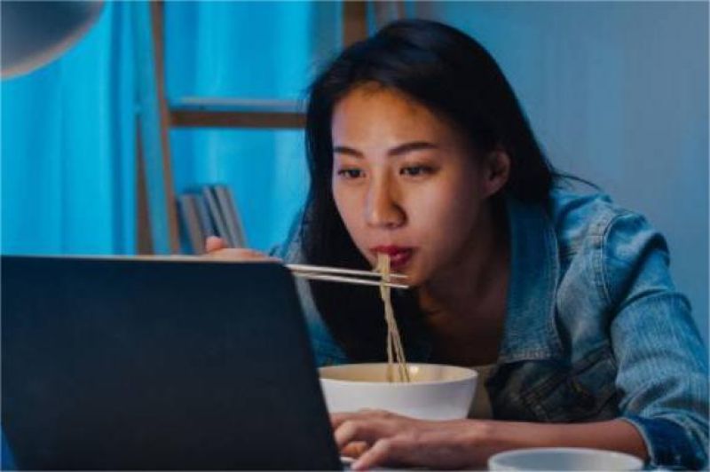 ilustrasi wanita Pola Makan Tidak Teratur