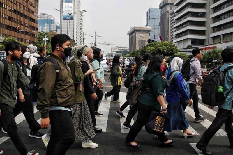 ilustrasi pekerja kota besar berjalan di antara gedung