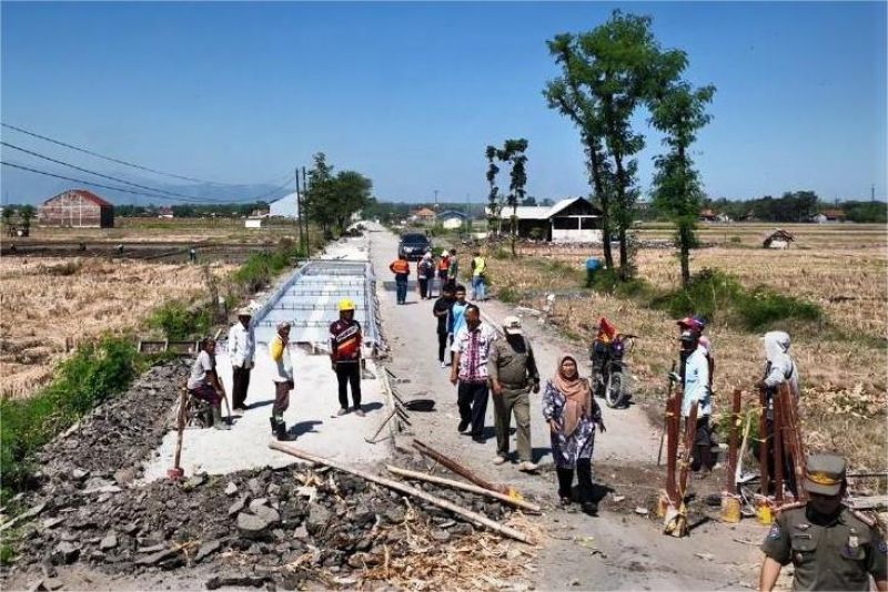 proses perbaikan jalan dan pembangunan jembatan di daerah terpencil Indonesia