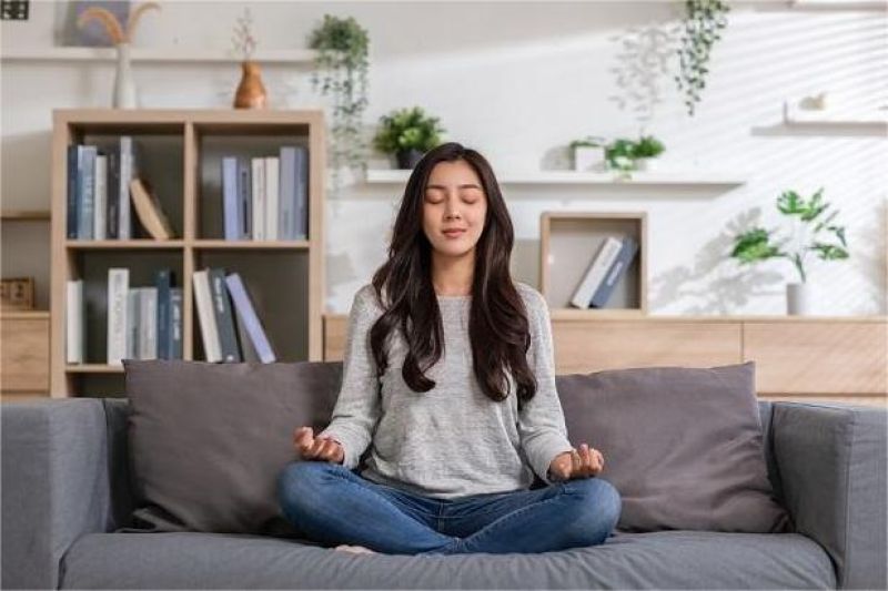remaja duduk santai sambil melakukan teknik pernapasan box breathing