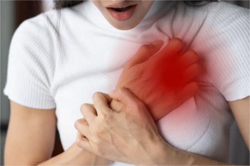 remaja perempuan memegangi dada dengan wajah cemas di kamar tidur