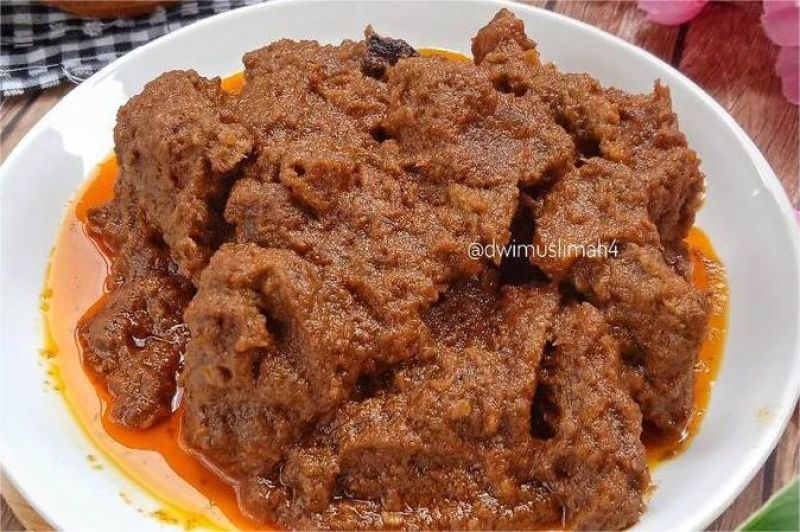 ilustrasi rendang daging sapi dengan bumbu rempah khas Minangkabau