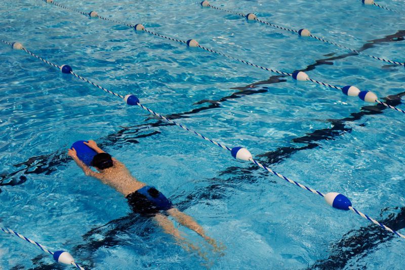 Cara Menghindari Cedera Saat Berenang