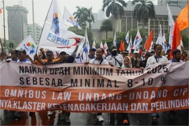 Ribuan buruh berunjuk rasa menuntut kenaikan upah minimum di tengah inflasi