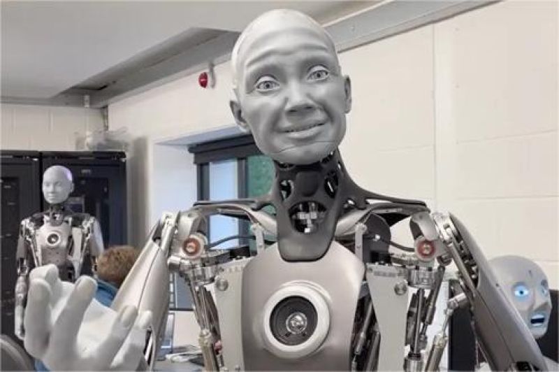 robot layanan publik tersenyum kepada pengunjung di ruang publik modern