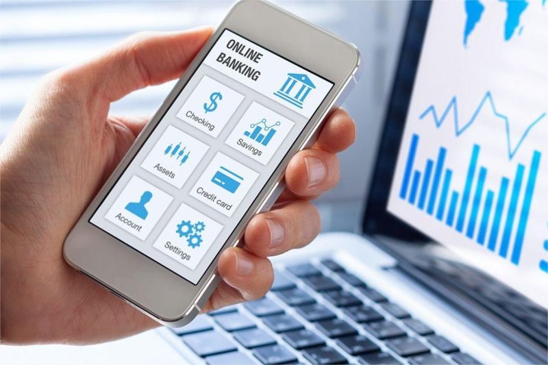 seorang milenial menggunakan aplikasi bank digital di smartphone