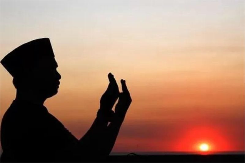 seseorang berdoa di masjid saat senja, dengan cahaya lembut memancar