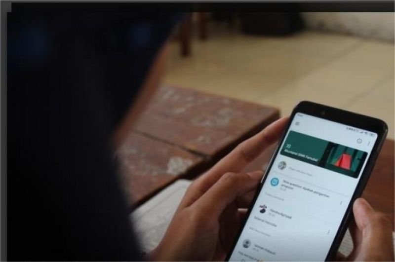 siswa dan guru menggunakan laptop dan ponsel dalam pembelajaran daring di sekolah