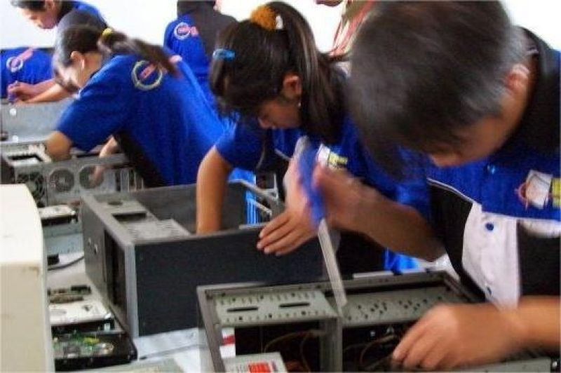 siswa sedang mengikuti pelatihan praktik di laboratorium pendidikan vokasi