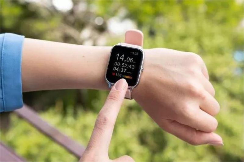 ilustrasi smartwatch AI menunjukkan fitur deteksi stres dan saran relaksasi